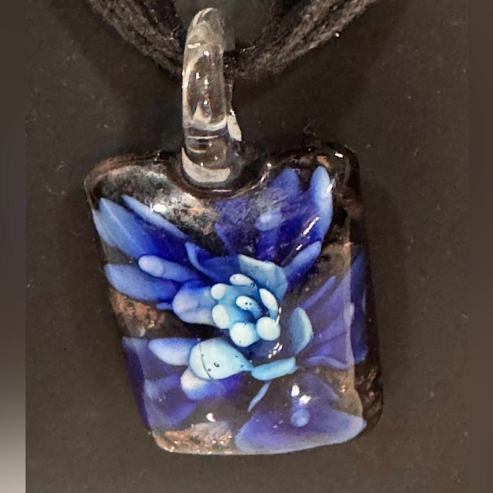 Ribbon necklace with floral glass pendant & comes with extra pendant - Picture 3 of 7